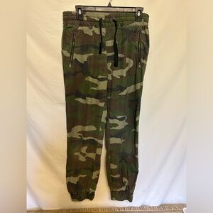 Aritzia TNA Alix Pant High-waisted Elastic Cuff Camo Joggers Size‎ Small